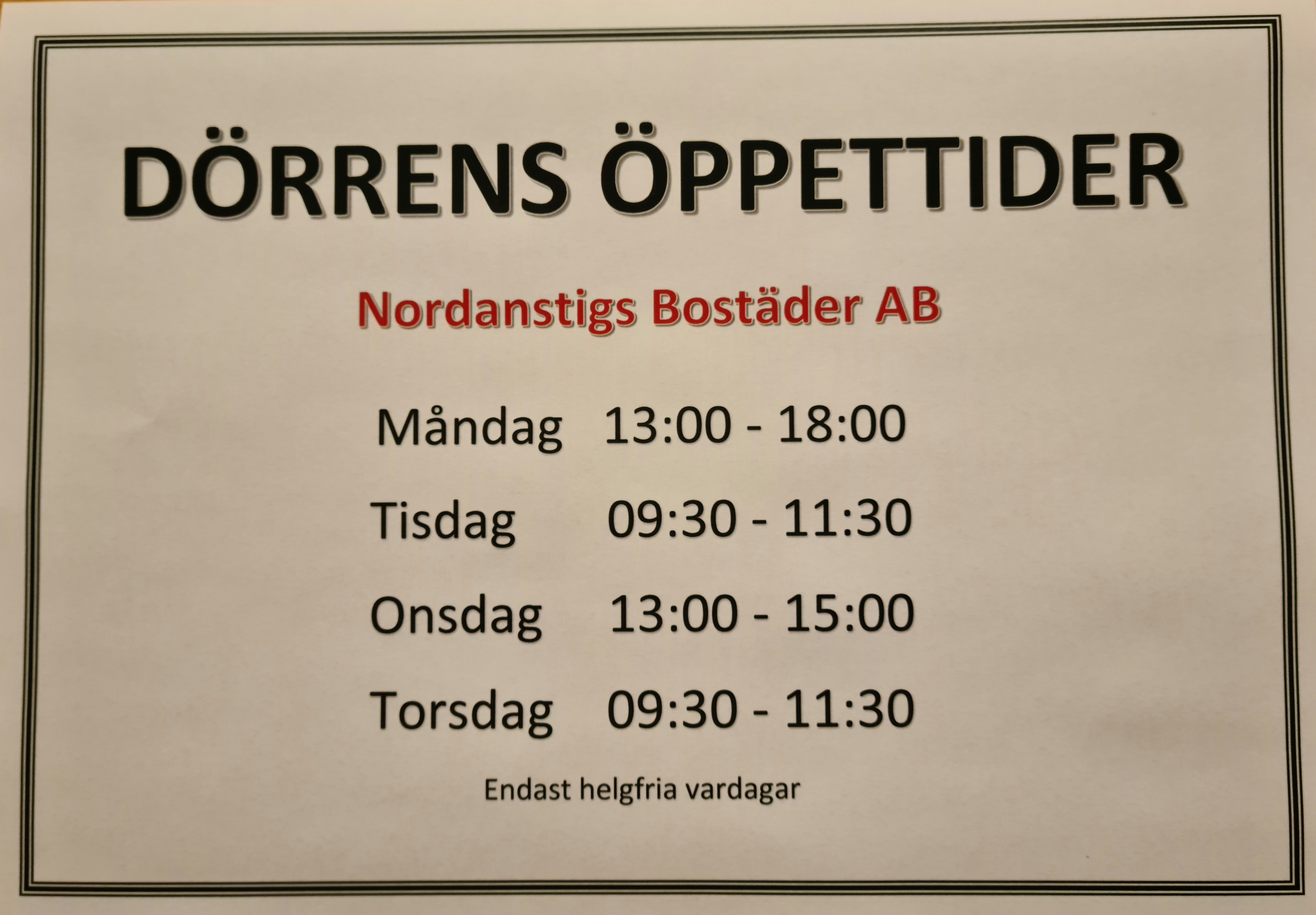 Skylt med öppettider: Måndag klockan13-18, Tisdag 9:30-11:30, Onsdag 13-15 och torsdag 9:30-11:30